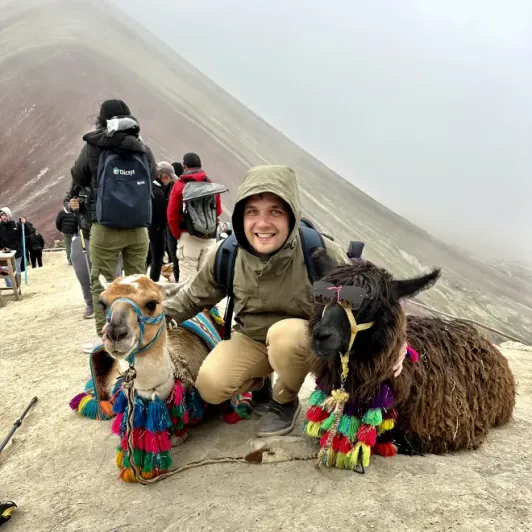 https://d2rzpmb54mcyw0.cloudfront.net/content/guides/cusco/rainbow-mountains2.webp