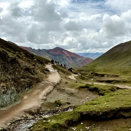 https://d2rzpmb54mcyw0.cloudfront.net/content/guides/cusco/rainbow-mountains4.webp
