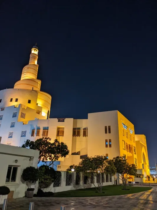 https://d2rzpmb54mcyw0.cloudfront.net/content/guides/doha/fanar-masjid2.webp
