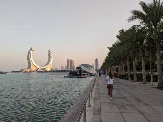 https://d2rzpmb54mcyw0.cloudfront.net/content/guides/doha/lusail-marina-corniche1.webp