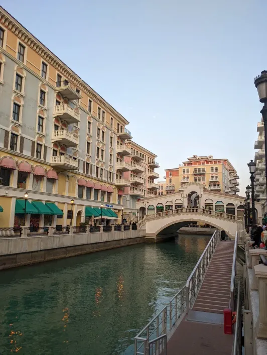 https://d2rzpmb54mcyw0.cloudfront.net/content/guides/doha/qanat-quartier2.webp