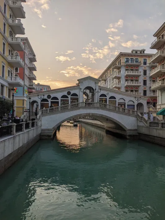 https://d2rzpmb54mcyw0.cloudfront.net/content/guides/doha/qanat-quartier3.webp