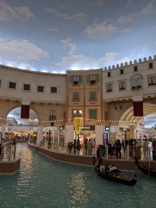 https://d2rzpmb54mcyw0.cloudfront.net/content/guides/doha/villaggio-mall2.webp