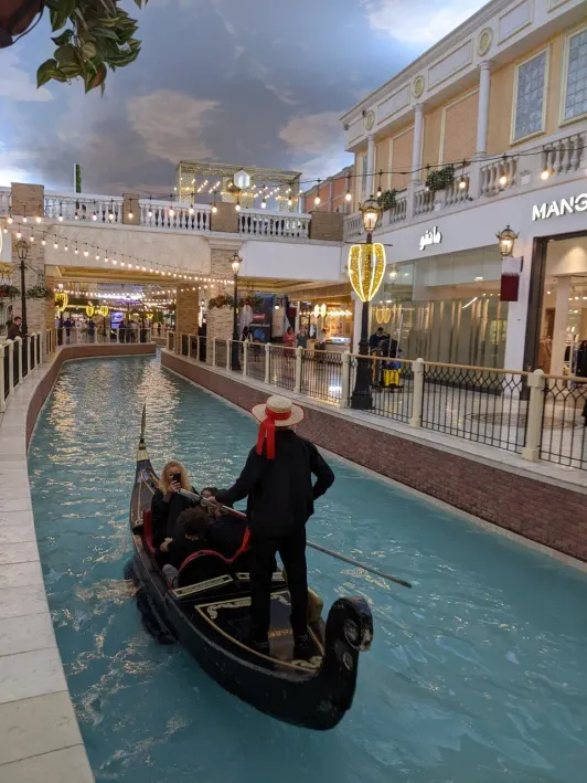 https://d2rzpmb54mcyw0.cloudfront.net/content/guides/doha/villaggio-mall3.webp