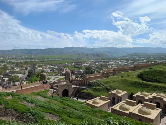 https://d2rzpmb54mcyw0.cloudfront.net/content/guides/dushanbe/hisor-fortress3.webp