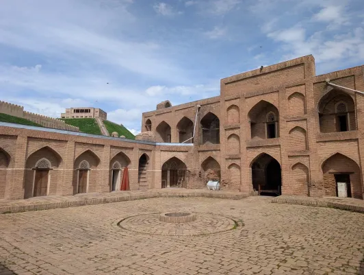 https://d2rzpmb54mcyw0.cloudfront.net/content/guides/dushanbe/hisor-fortress4.webp