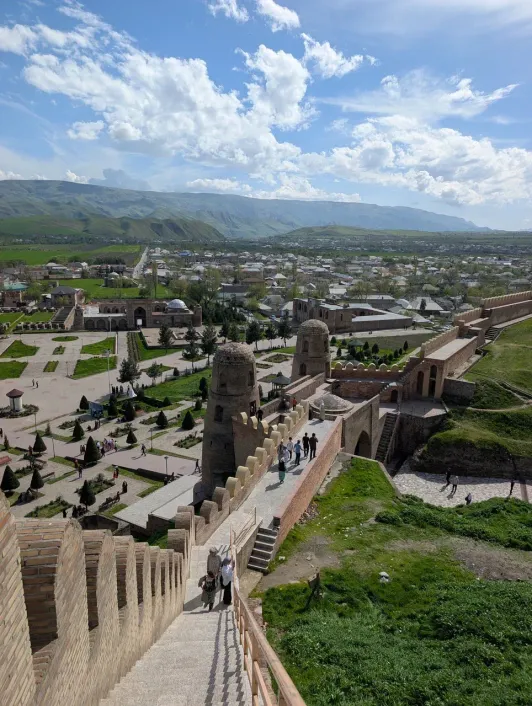 https://d2rzpmb54mcyw0.cloudfront.net/content/guides/dushanbe/hisor-fortress5.webp
