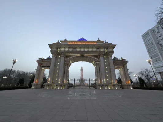 https://d2rzpmb54mcyw0.cloudfront.net/content/guides/dushanbe/monument-istiklol2.webp