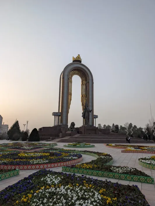 https://d2rzpmb54mcyw0.cloudfront.net/content/guides/dushanbe/monument-samani2.webp