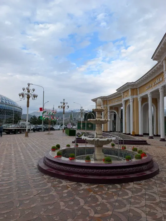 https://d2rzpmb54mcyw0.cloudfront.net/content/guides/dushanbe/park-khayom1.webp