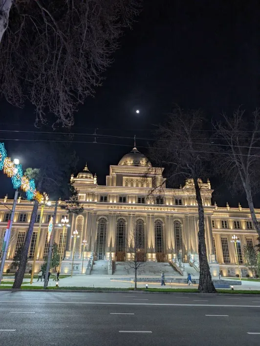 https://d2rzpmb54mcyw0.cloudfront.net/content/guides/dushanbe/parlament3.webp