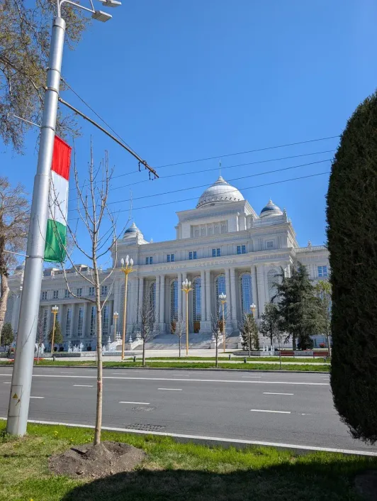 https://d2rzpmb54mcyw0.cloudfront.net/content/guides/dushanbe/parlament4.webp
