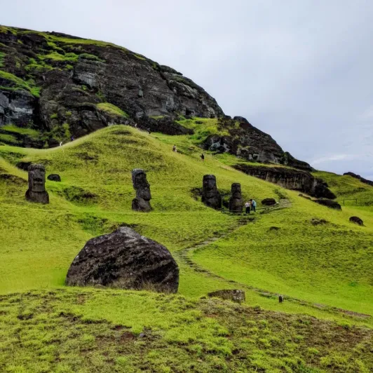 https://d2rzpmb54mcyw0.cloudfront.net/content/guides/eastern-island/moai-tukuturi4.webp