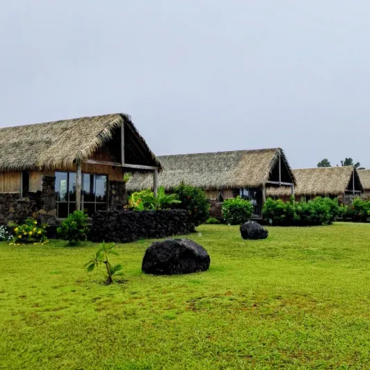 https://d2rzpmb54mcyw0.cloudfront.net/content/guides/eastern-island/pacific-bungallow2.webp