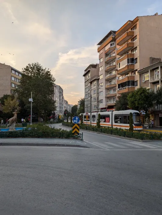 https://d2rzpmb54mcyw0.cloudfront.net/content/guides/eskisehir/tramway2.webp