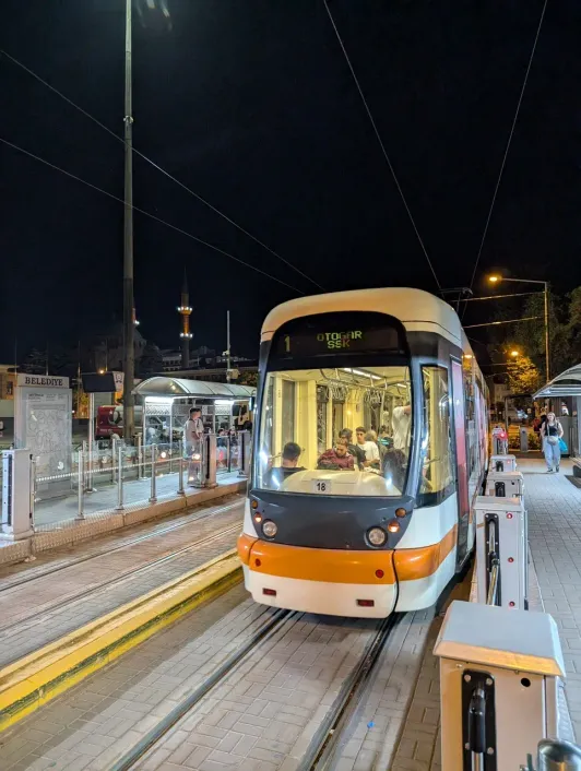https://d2rzpmb54mcyw0.cloudfront.net/content/guides/eskisehir/tramway3.webp