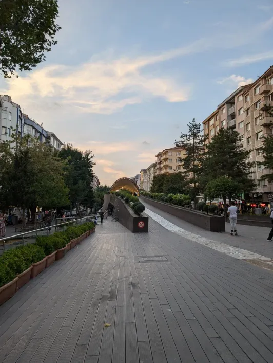 https://d2rzpmb54mcyw0.cloudfront.net/content/guides/eskisehir/yediler-park3.webp