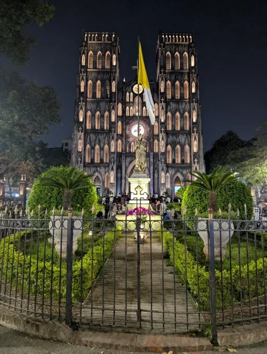 https://d2rzpmb54mcyw0.cloudfront.net/content/guides/hanoi/cathedral2.webp