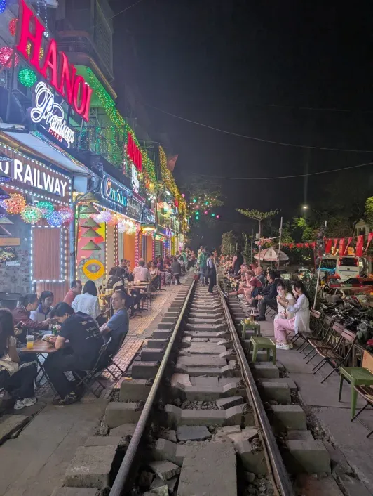 https://d2rzpmb54mcyw0.cloudfront.net/content/guides/hanoi/hanoi-train-street3.webp