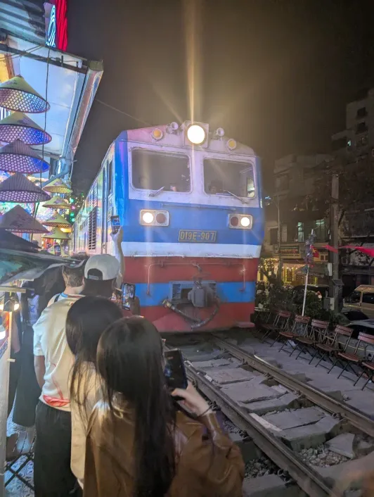 https://d2rzpmb54mcyw0.cloudfront.net/content/guides/hanoi/hanoi-train-street4.webp
