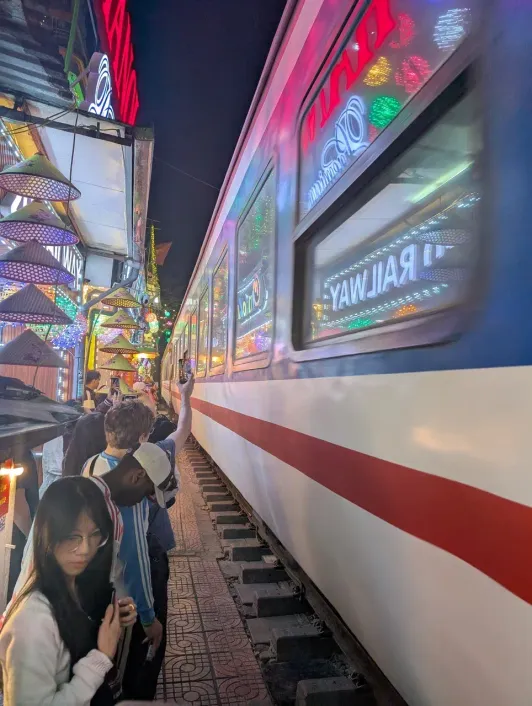 https://d2rzpmb54mcyw0.cloudfront.net/content/guides/hanoi/hanoi-train-street5.webp
