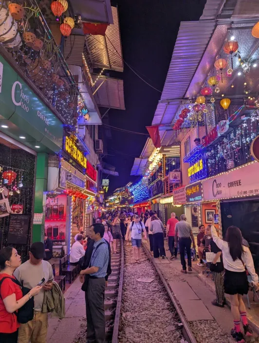 https://d2rzpmb54mcyw0.cloudfront.net/content/guides/hanoi/hanoi-train-street7.webp