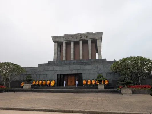 https://d2rzpmb54mcyw0.cloudfront.net/content/guides/hanoi/mausolei2.webp