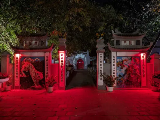 https://d2rzpmb54mcyw0.cloudfront.net/content/guides/hanoi/ngoc-son-temple2.webp
