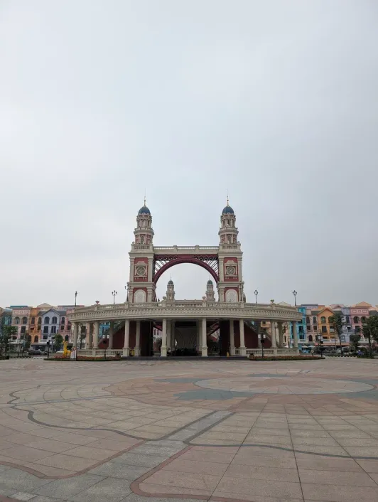 https://d2rzpmb54mcyw0.cloudfront.net/content/guides/hanoi/ocean-city2.webp