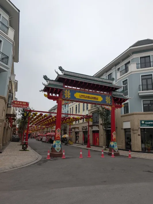 https://d2rzpmb54mcyw0.cloudfront.net/content/guides/hanoi/ocean-city3.webp