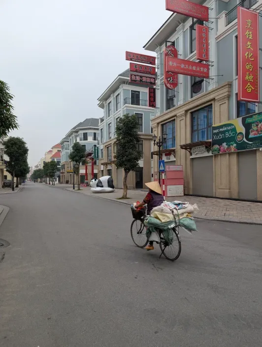 https://d2rzpmb54mcyw0.cloudfront.net/content/guides/hanoi/ocean-city4.webp