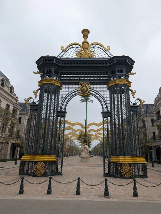 https://d2rzpmb54mcyw0.cloudfront.net/content/guides/hanoi/ocean-city8.webp