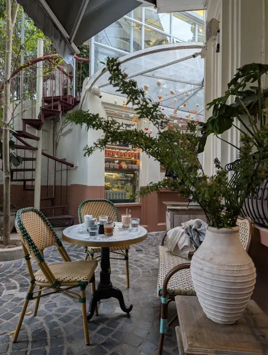 https://d2rzpmb54mcyw0.cloudfront.net/content/guides/hanoi/papas-dessert2.webp
