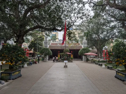 https://d2rzpmb54mcyw0.cloudfront.net/content/guides/hanoi/quan-thanh-temple2.webp