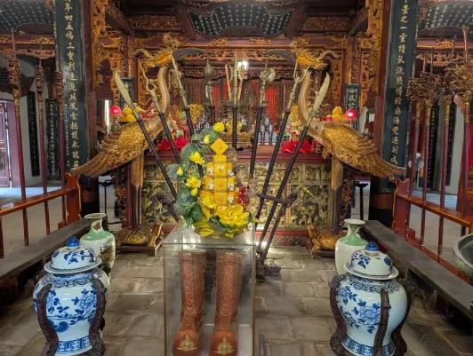 https://d2rzpmb54mcyw0.cloudfront.net/content/guides/hanoi/quan-thanh-temple4.webp