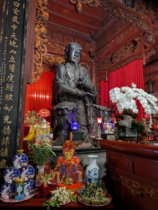 https://d2rzpmb54mcyw0.cloudfront.net/content/guides/hanoi/quan-thanh-temple5.webp