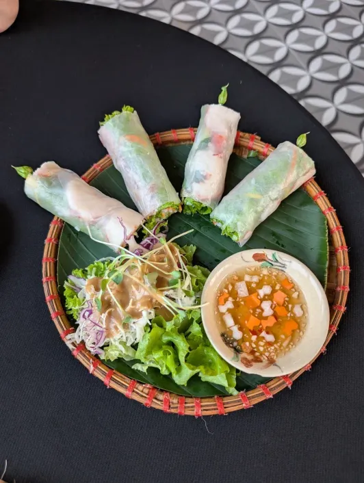 https://d2rzpmb54mcyw0.cloudfront.net/content/guides/hanoi/restraunt-viet4.webp