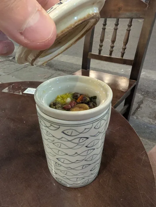 https://d2rzpmb54mcyw0.cloudfront.net/content/guides/hanoi/tea-cafe2.webp