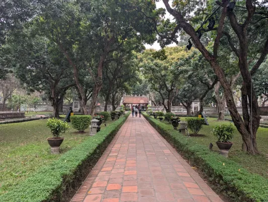 https://d2rzpmb54mcyw0.cloudfront.net/content/guides/hanoi/temple-literature2.webp