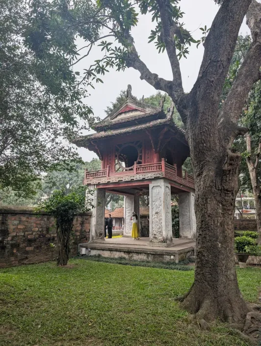 https://d2rzpmb54mcyw0.cloudfront.net/content/guides/hanoi/temple-literature5.webp