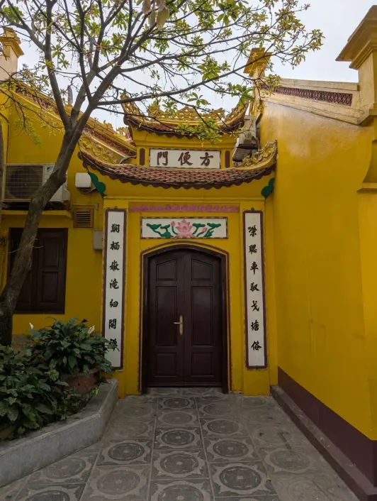 https://d2rzpmb54mcyw0.cloudfront.net/content/guides/hanoi/tran-quoc-pagoda2.webp