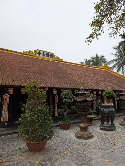 https://d2rzpmb54mcyw0.cloudfront.net/content/guides/hanoi/tran-quoc-pagoda3.webp