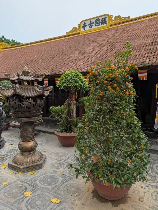 https://d2rzpmb54mcyw0.cloudfront.net/content/guides/hanoi/tran-quoc-pagoda4.webp
