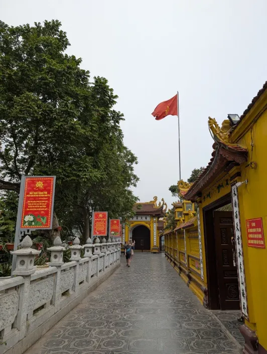 https://d2rzpmb54mcyw0.cloudfront.net/content/guides/hanoi/tran-quoc-pagoda6.webp