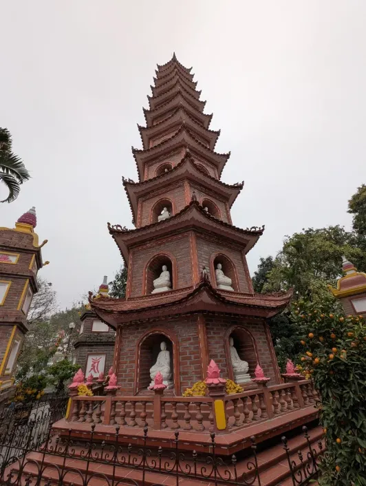 https://d2rzpmb54mcyw0.cloudfront.net/content/guides/hanoi/tran-quoc-pagoda7.webp