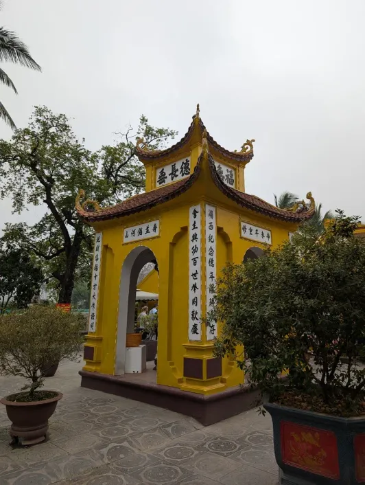 https://d2rzpmb54mcyw0.cloudfront.net/content/guides/hanoi/tran-quoc-pagoda8.webp