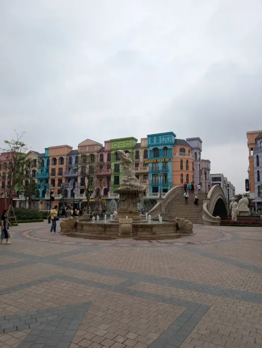 https://d2rzpmb54mcyw0.cloudfront.net/content/guides/hanoi/venice-grand-world2.webp