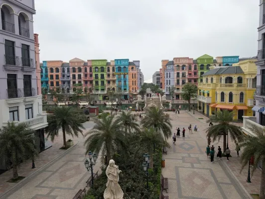 https://d2rzpmb54mcyw0.cloudfront.net/content/guides/hanoi/venice-grand-world3.webp