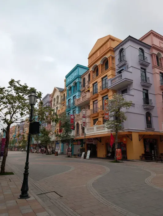 https://d2rzpmb54mcyw0.cloudfront.net/content/guides/hanoi/venice-grand-world4.webp