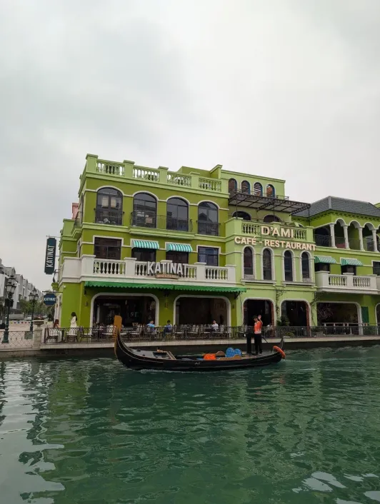 https://d2rzpmb54mcyw0.cloudfront.net/content/guides/hanoi/venice-grand-world6.webp